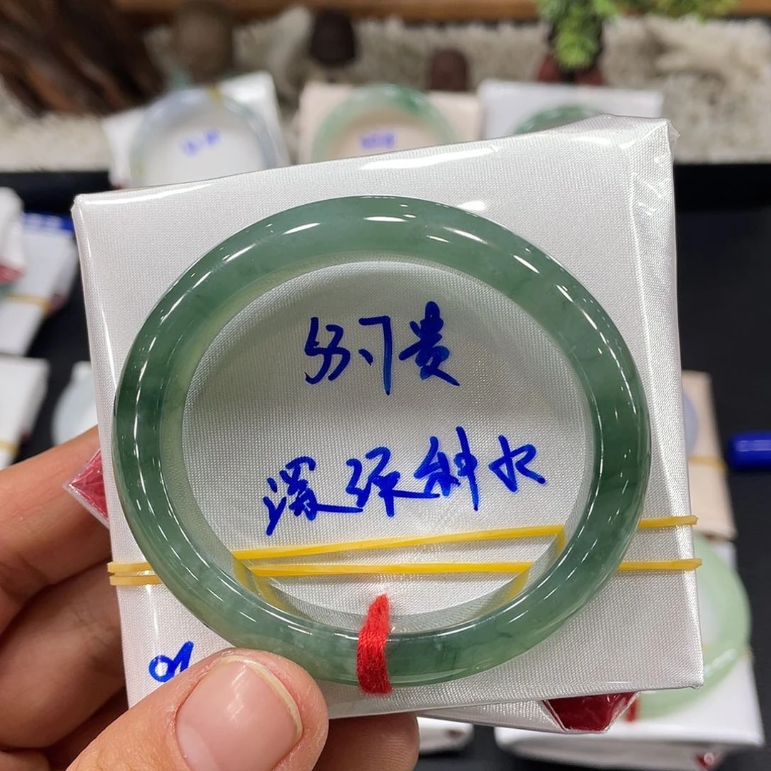 翡翠手镯未镶嵌翡翠