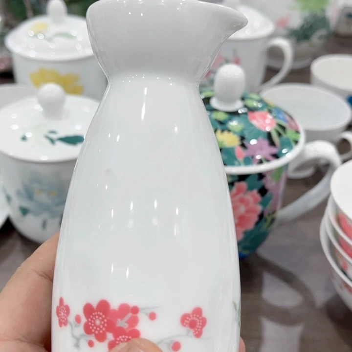 碟釉下五彩的瓷器和瓷器