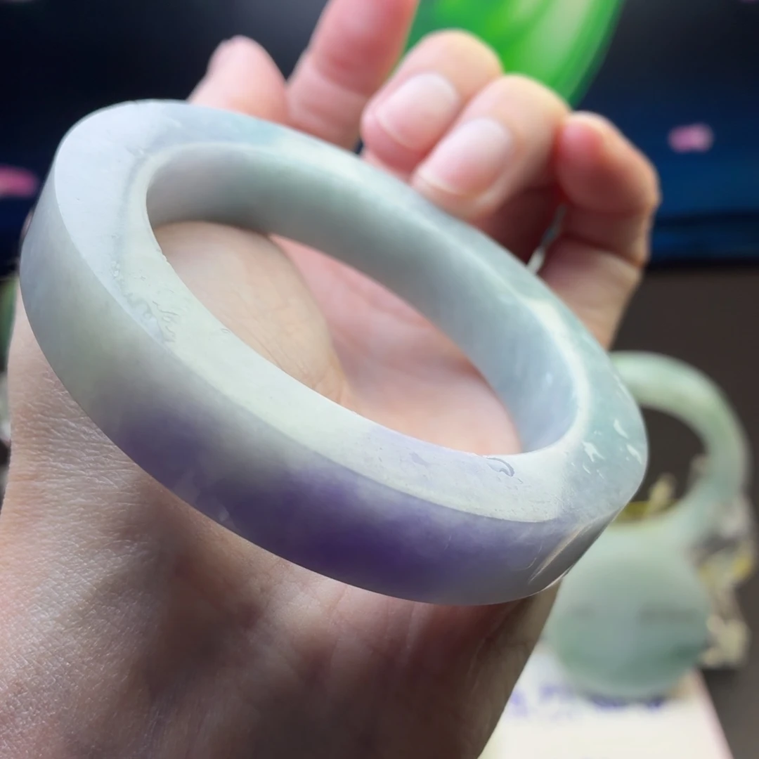 定制翡翠未镶嵌手镯好多人看它