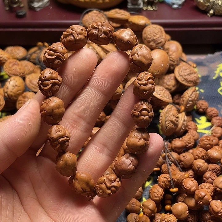 龙纹桃核雕刻鼠你有钱