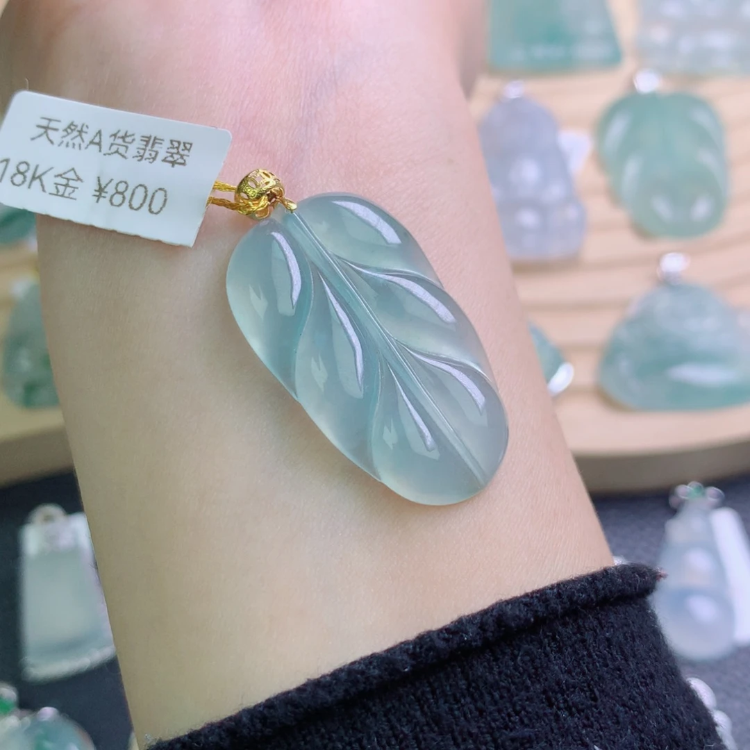 翡翠18K金镶嵌颈饰吊坠