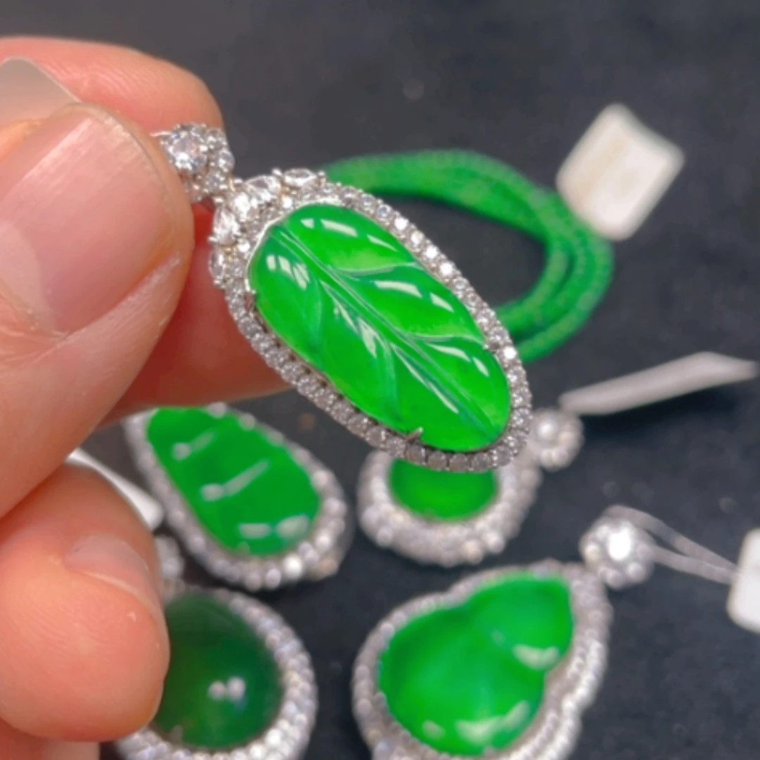 【闪购商品】颈饰银S925镶嵌翡翠吊坠