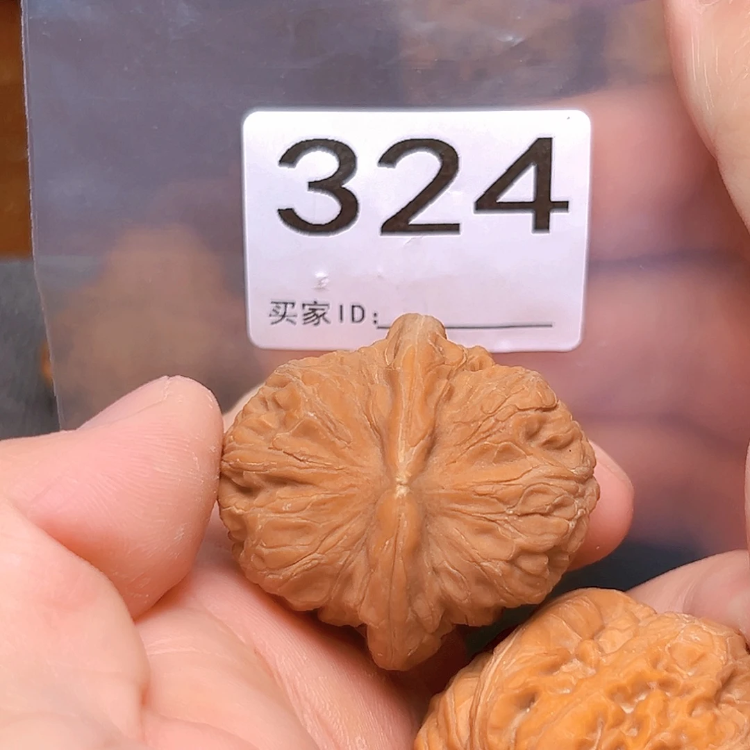 文玩核桃吊坠元宝 有瑕疵