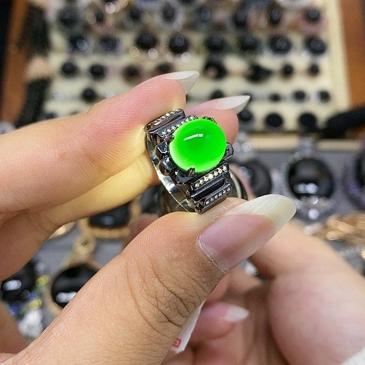 18K金镶嵌戒指翡翠