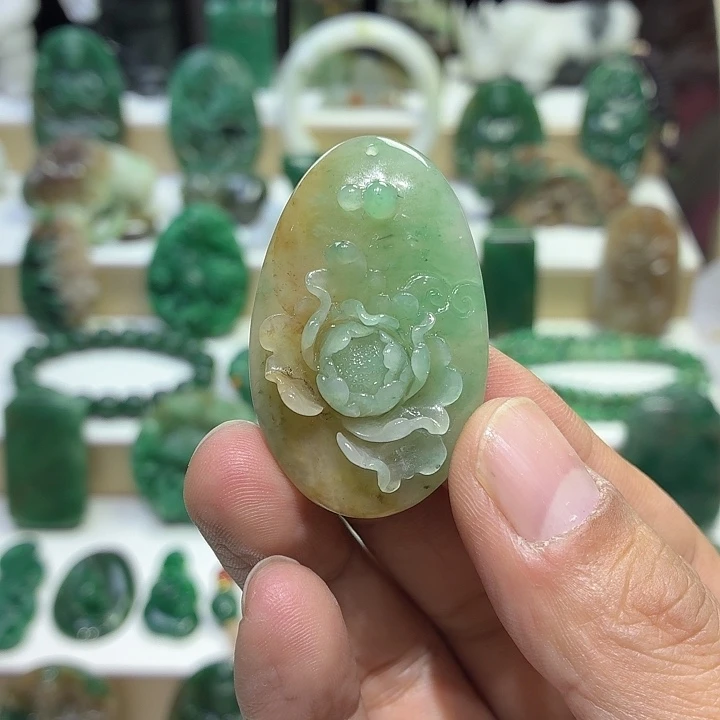 独山玉未镶嵌颈饰品质特色牡丹花