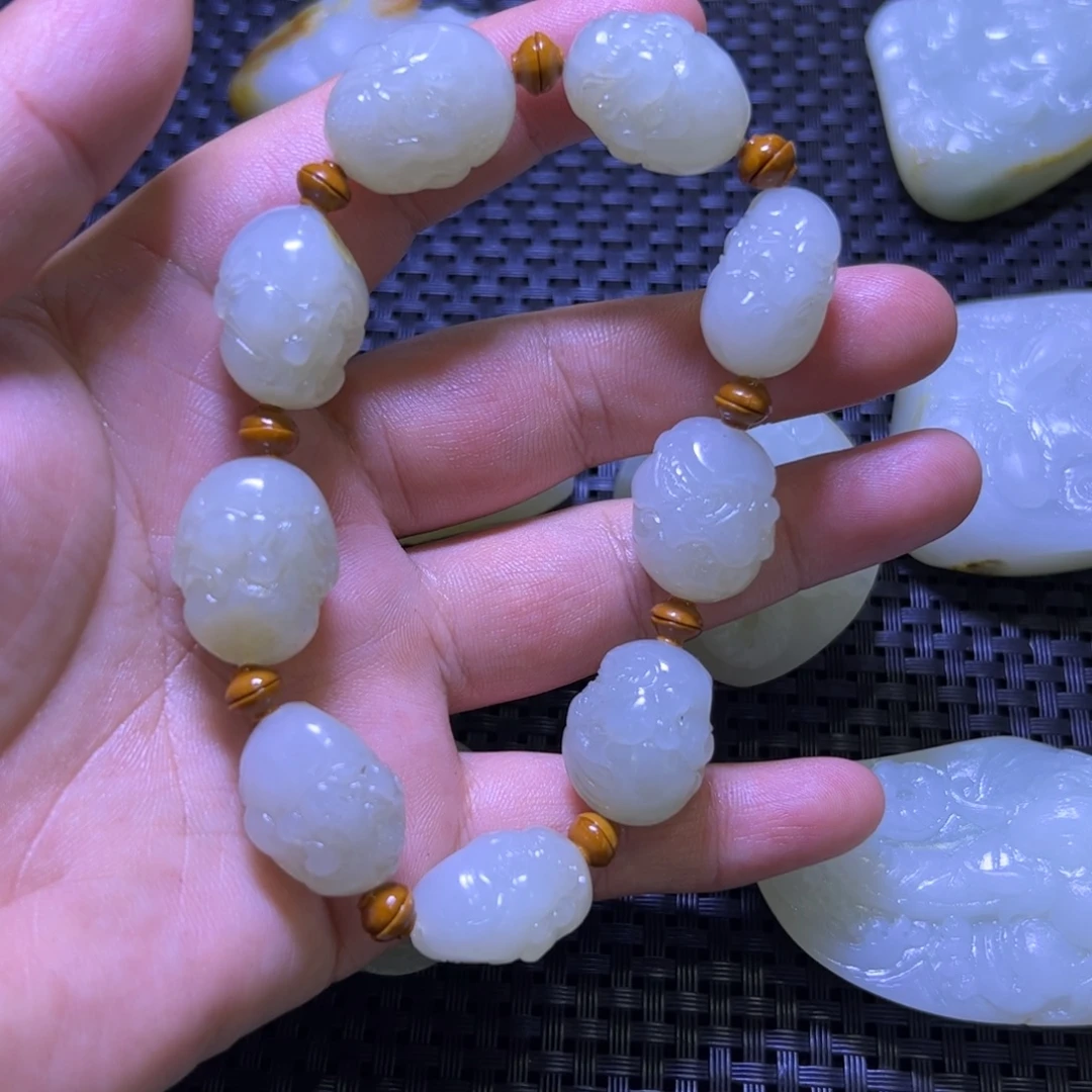 辛***巴和田玉未镶嵌颈饰