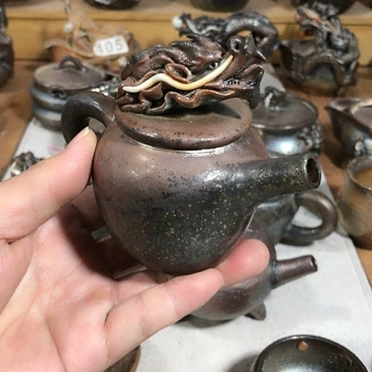 瓷片微瑕的龙茶壶