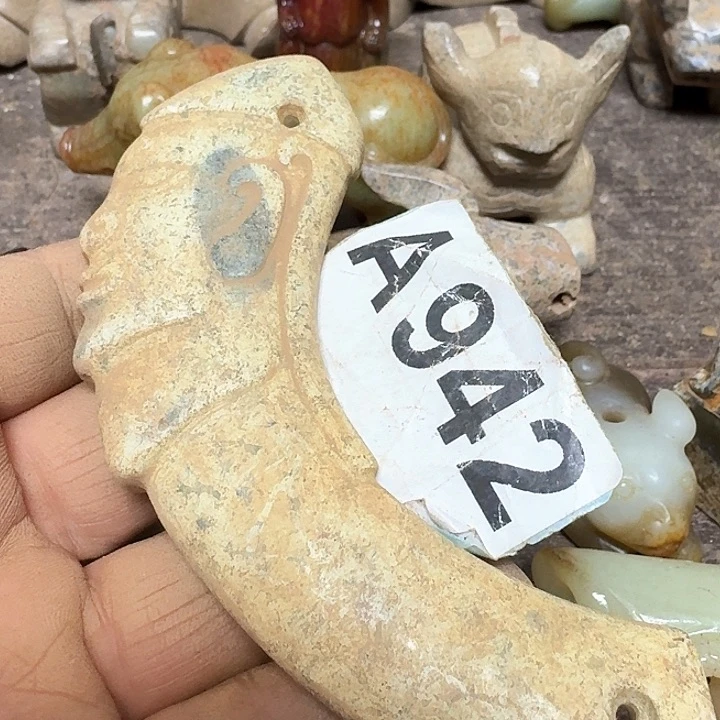 蛇纹石玉颈饰未镶嵌