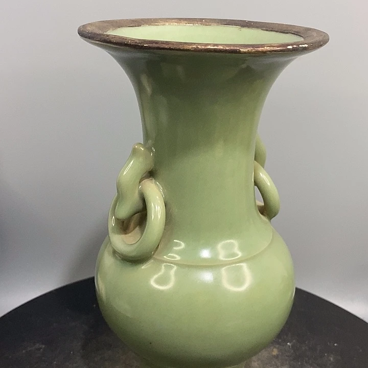 龙泉窑双龙瓶造型美观