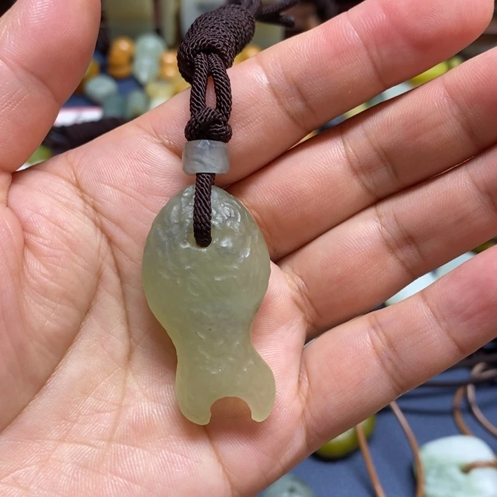 蛇纹石玉未镶嵌颈饰