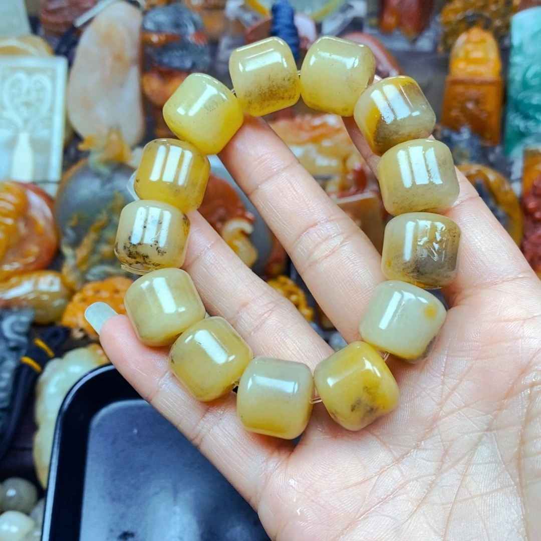 石英质玉（黄龙玉）未镶嵌颈饰