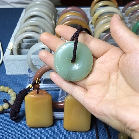 颈饰未镶嵌石英质玉