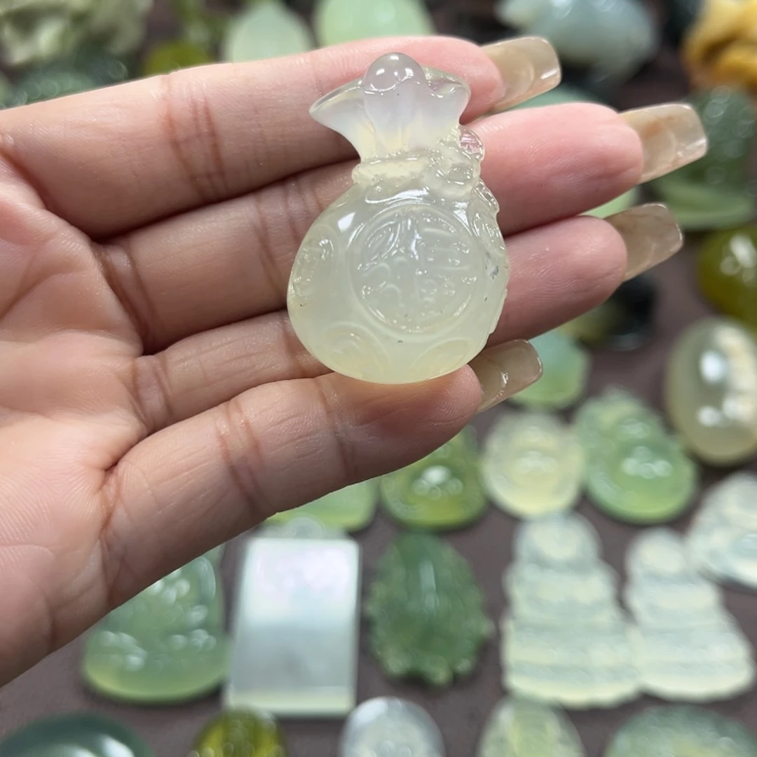 蛇纹石玉未镶嵌颈饰