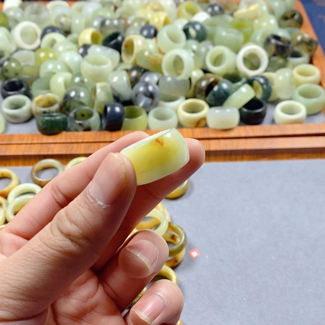 蛇纹石玉未镶嵌戒指81。