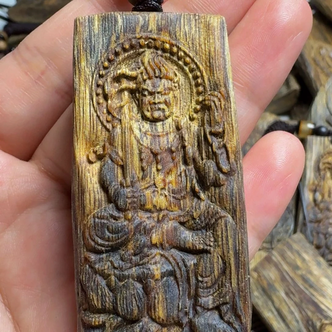 沉香吊坠不动明王红油雕刻牌