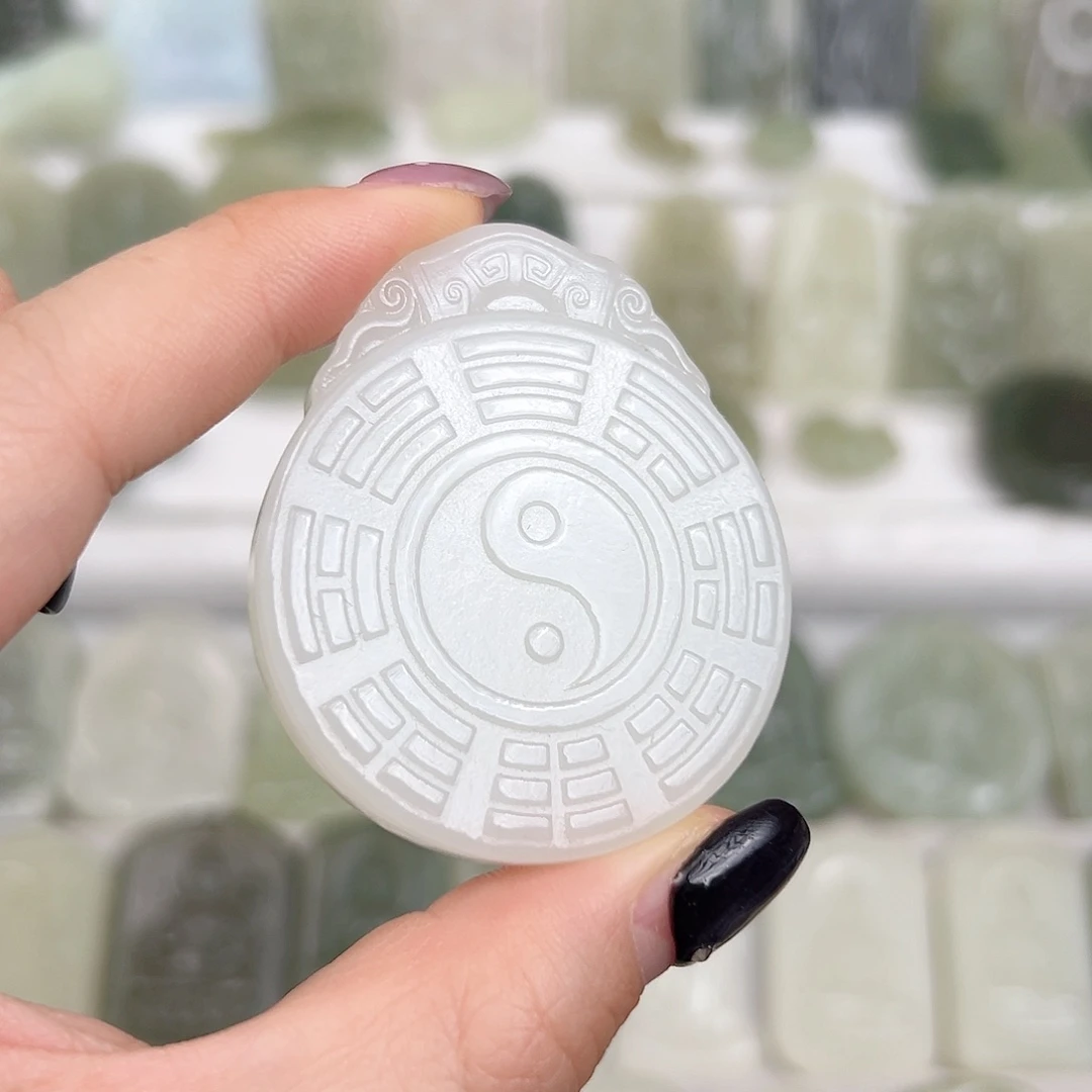 颈饰未镶嵌和田玉八卦吊坠