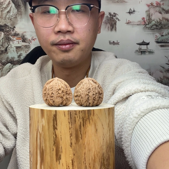 文玩核桃把件红宝石