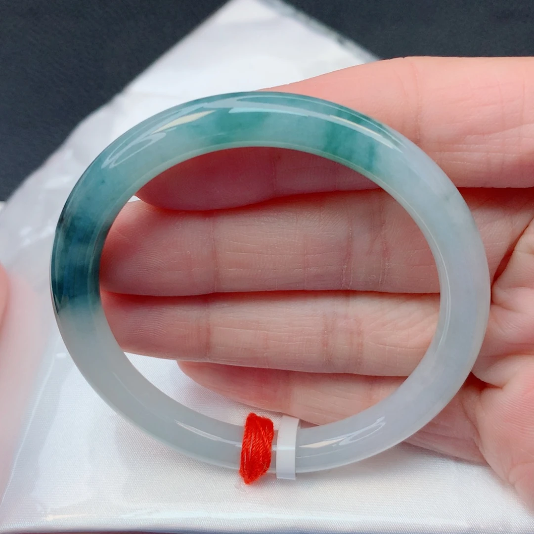 翡翠未镶嵌手镯50.7美人条 飘蓝花有纹