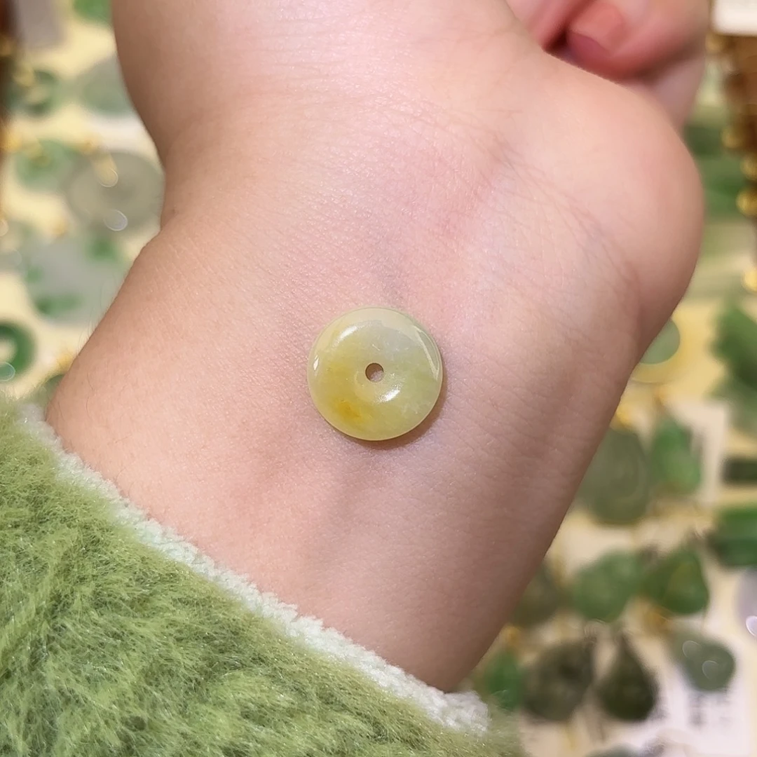 翡翠未镶嵌颈饰平安扣