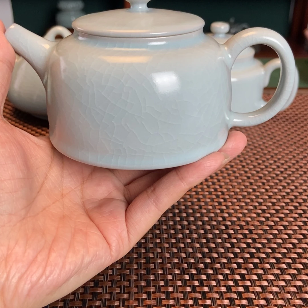摆件月白釉手工壶