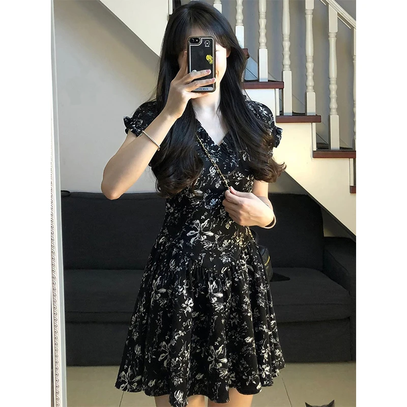 茶歇法式温柔系赫本风高级感V领碎花连衣裙女夏季收腰显瘦A字裙子