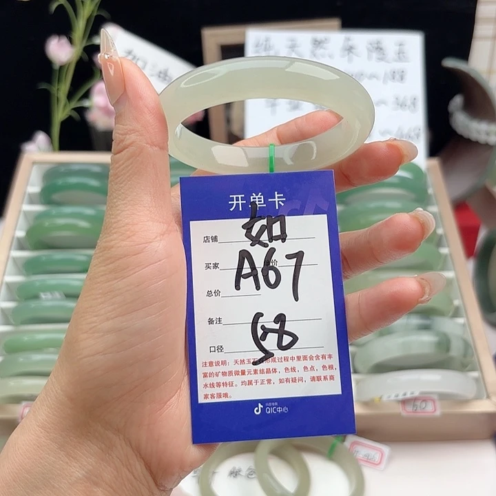 未镶嵌手镯石英质玉