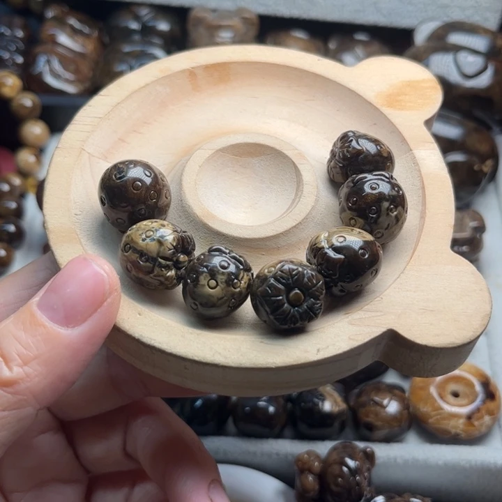 琥珀未镶嵌颈饰根珀