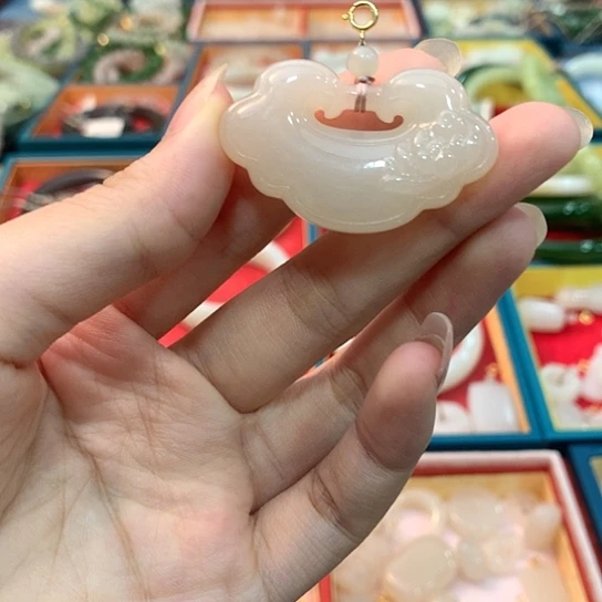 和田玉未镶嵌颈饰藕粉如意锁