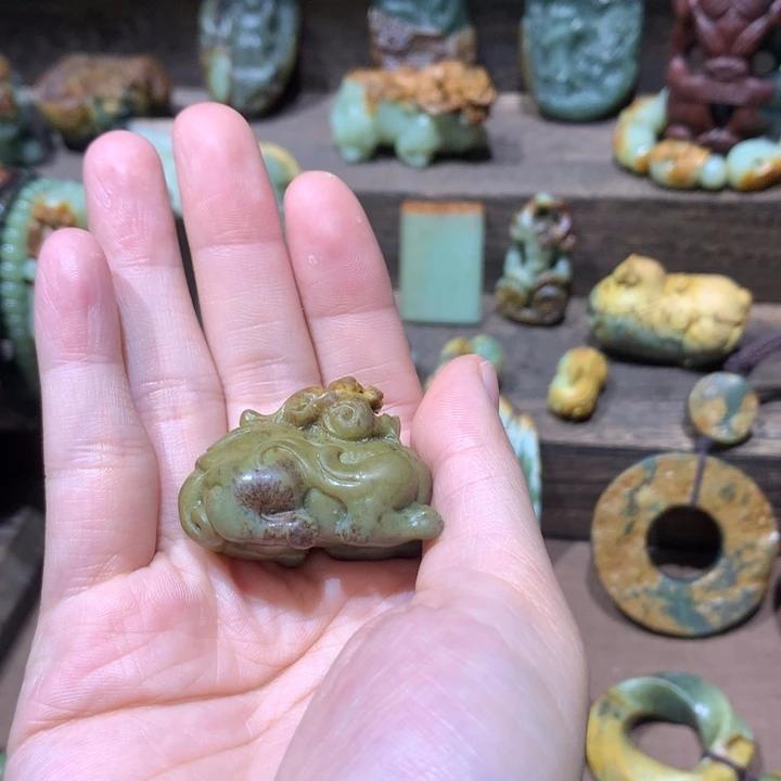 未镶嵌岫岩河磨玉（透闪石质玉）挂件