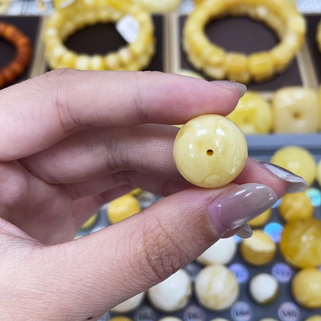 琥珀未镶嵌裸石16.9*12.4mm瑕 0001