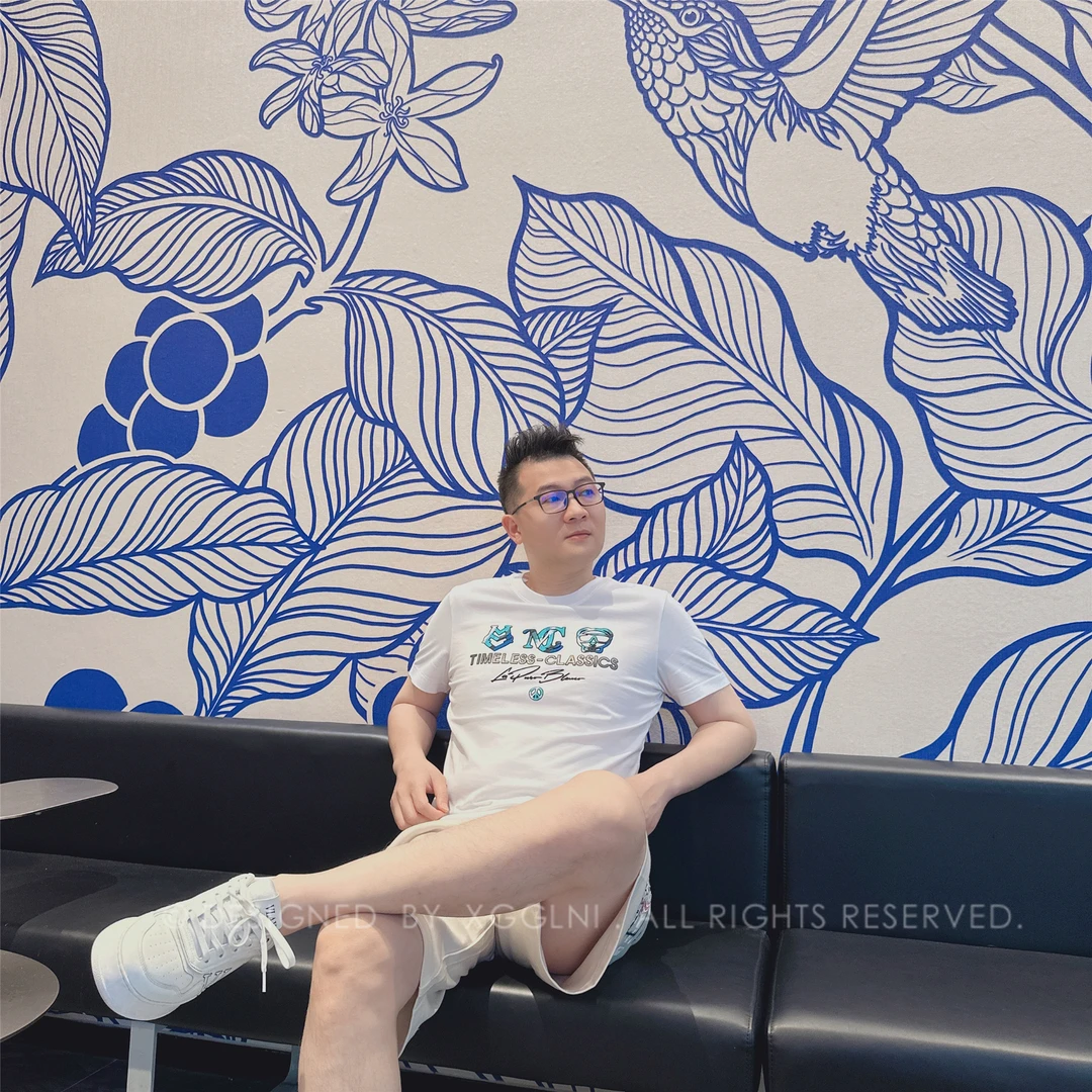 夏季款MOCSS仨迷彩字母图形男士品质高端轻奢洋气时尚潮牌短袖t恤