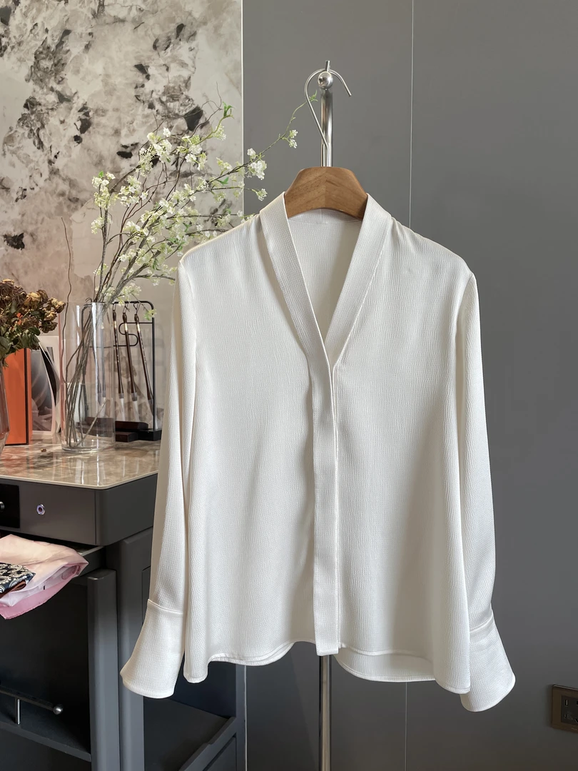 长袖款泡泡缎百搭米白色V领衬衣