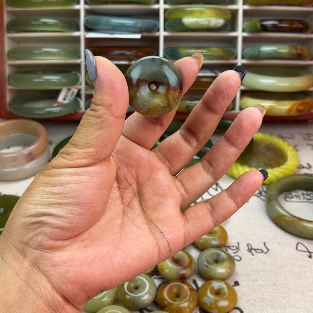 蛇纹石玉手镯未镶嵌零****?