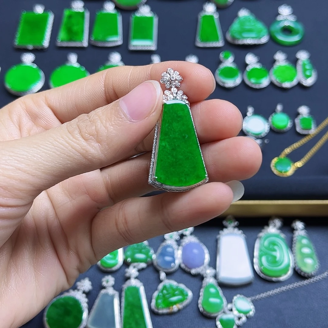 翡翠18K金镶嵌颈饰