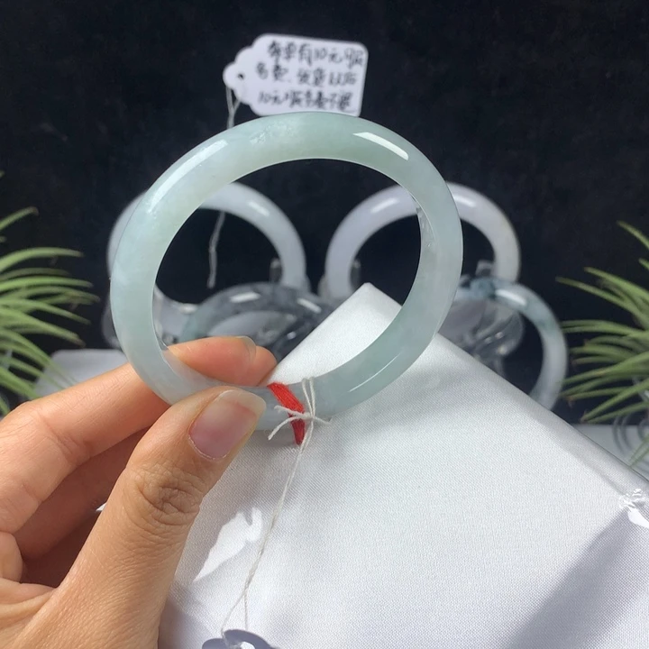 翡翠未镶嵌手镯54号。 56圈