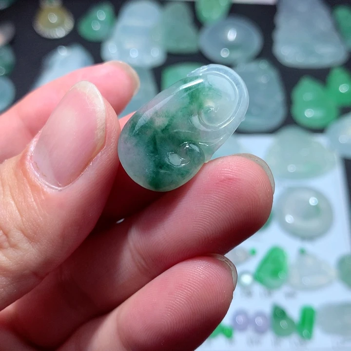 翡翠颈饰未镶嵌如意