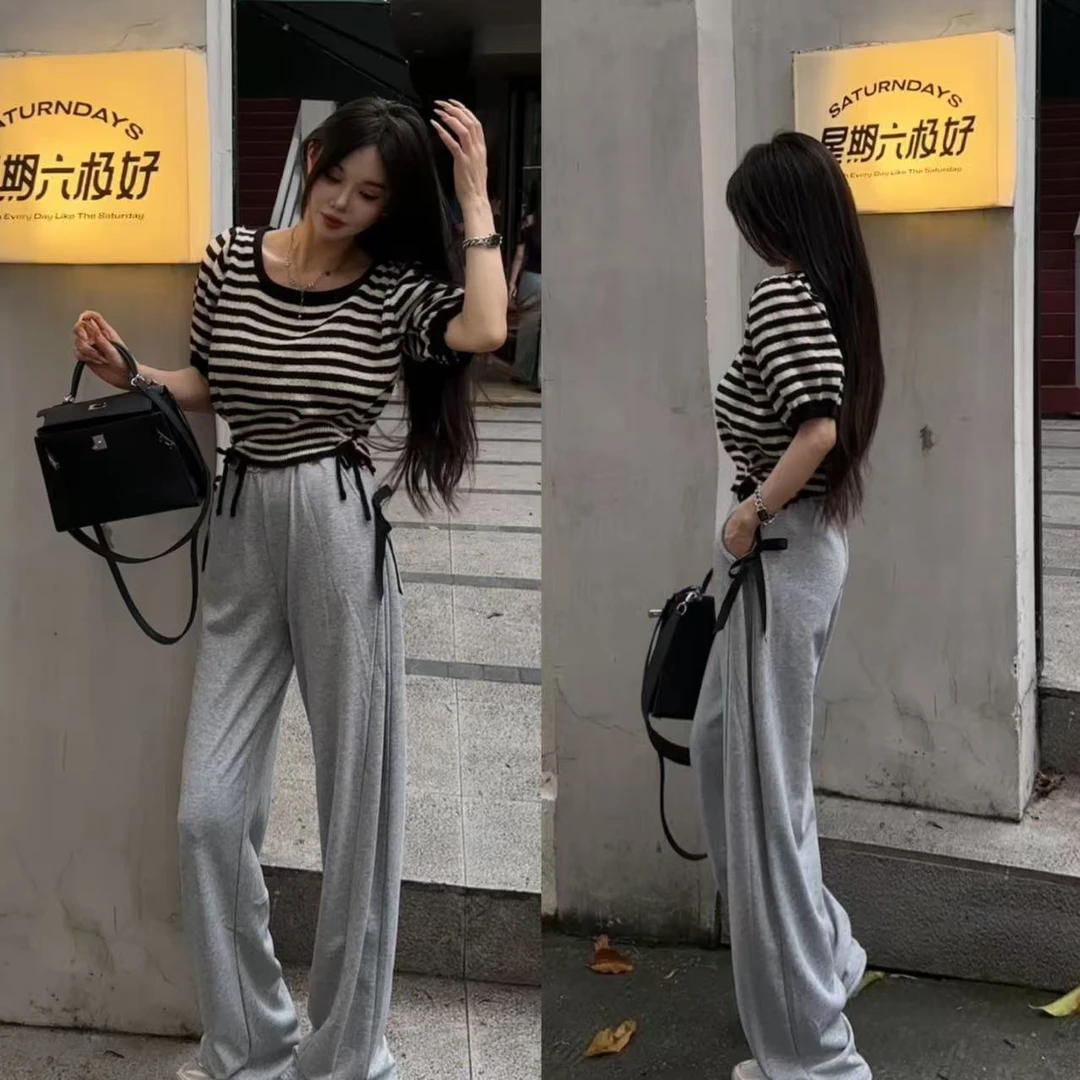 条纹短袖毛衣/灰色长裤