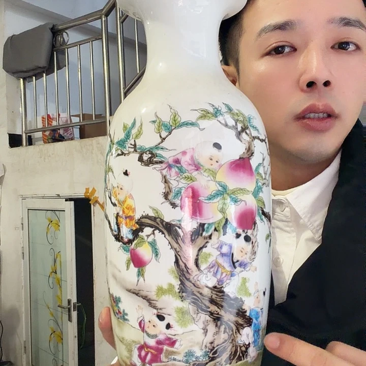 一个高挡的桃子花瓶的东西