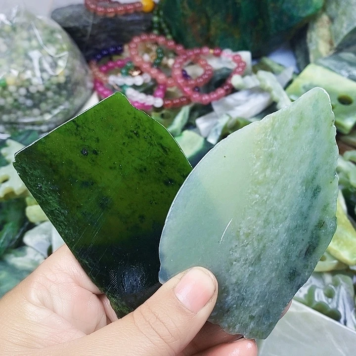 透闪石质玉颈饰未镶嵌