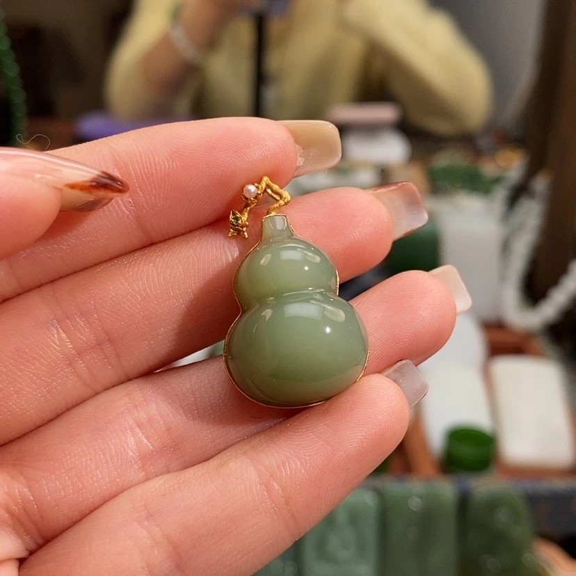 【闪购商品】吊坠(赠链)18K金镶嵌和田玉