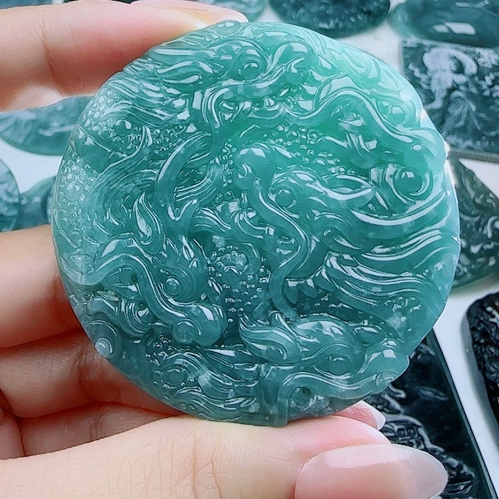 翡翠未镶嵌颈饰多样性发货天然的A货翡翠