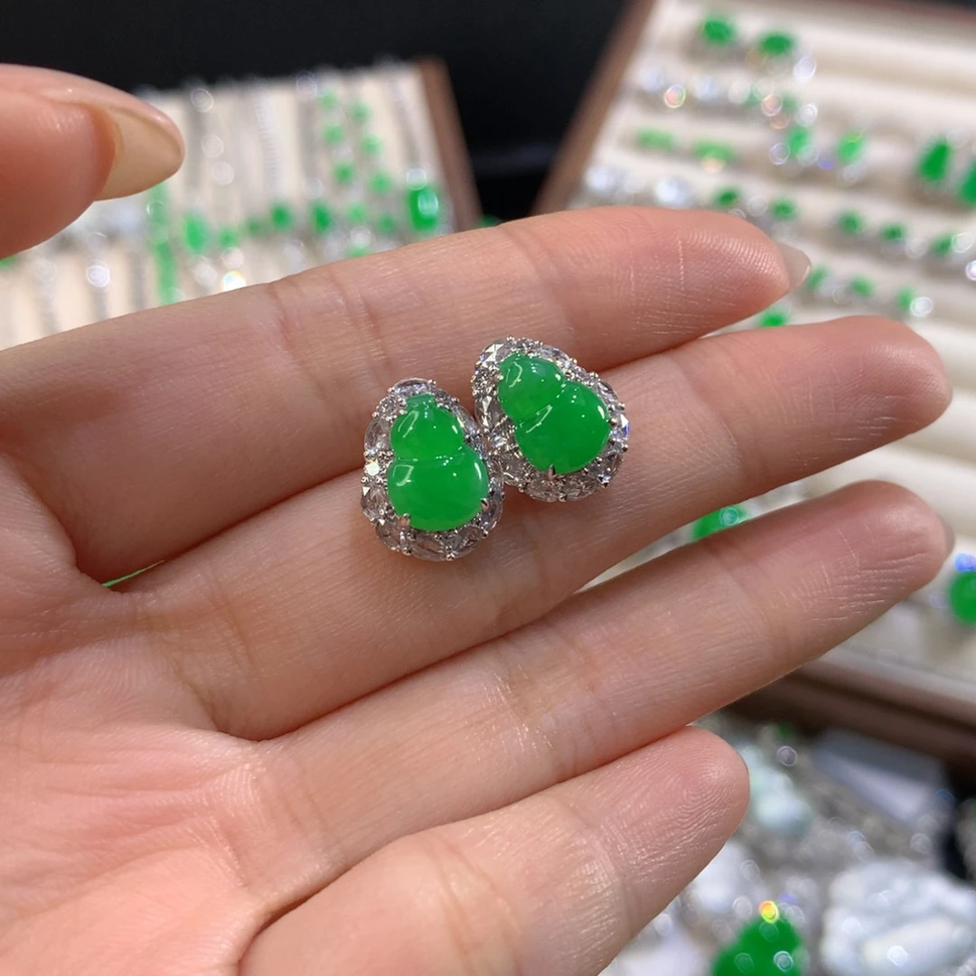 翡翠18K金镶嵌颈饰葫芦耳钉