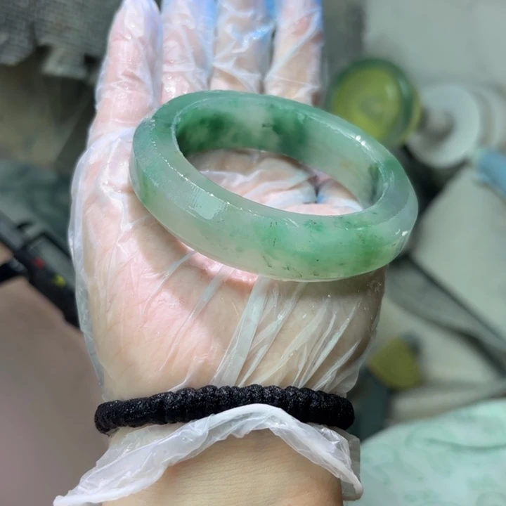 哎***嘘石英质玉（非洲翠）手镯未镶嵌定制