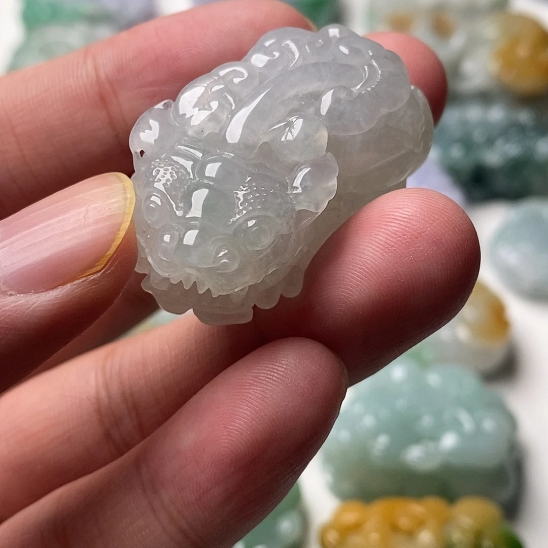 翡翠未镶嵌颈饰貔貅