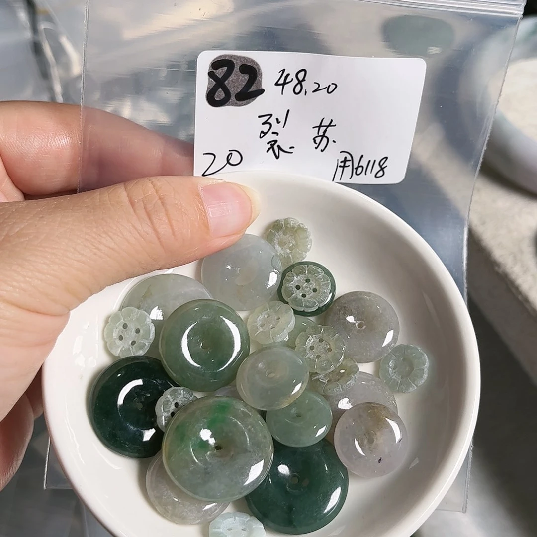 翡翠未镶嵌颈饰苏*晴不