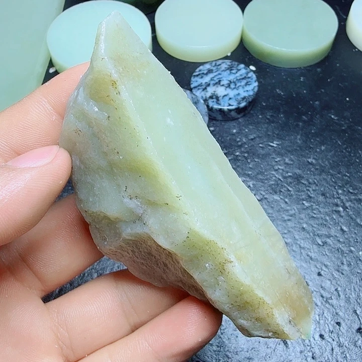 和田玉（糖玉）未镶嵌珠宝奇石