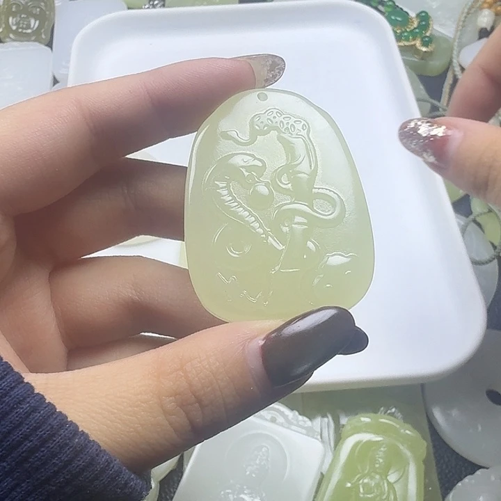 开***好石英质玉未镶嵌颈饰