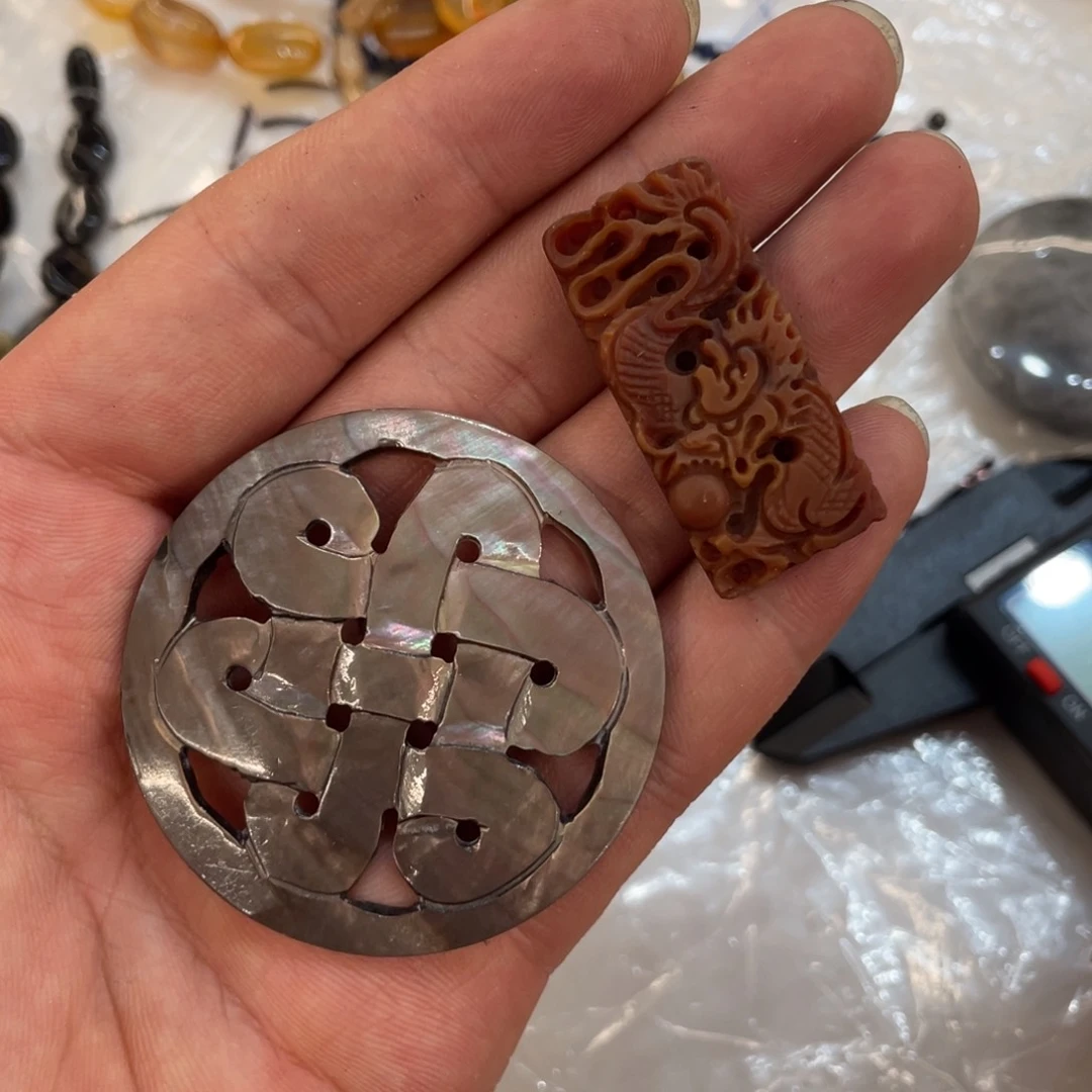 玛瑙/玉髓珠宝半成品未镶嵌两个装雕刻件吊坠