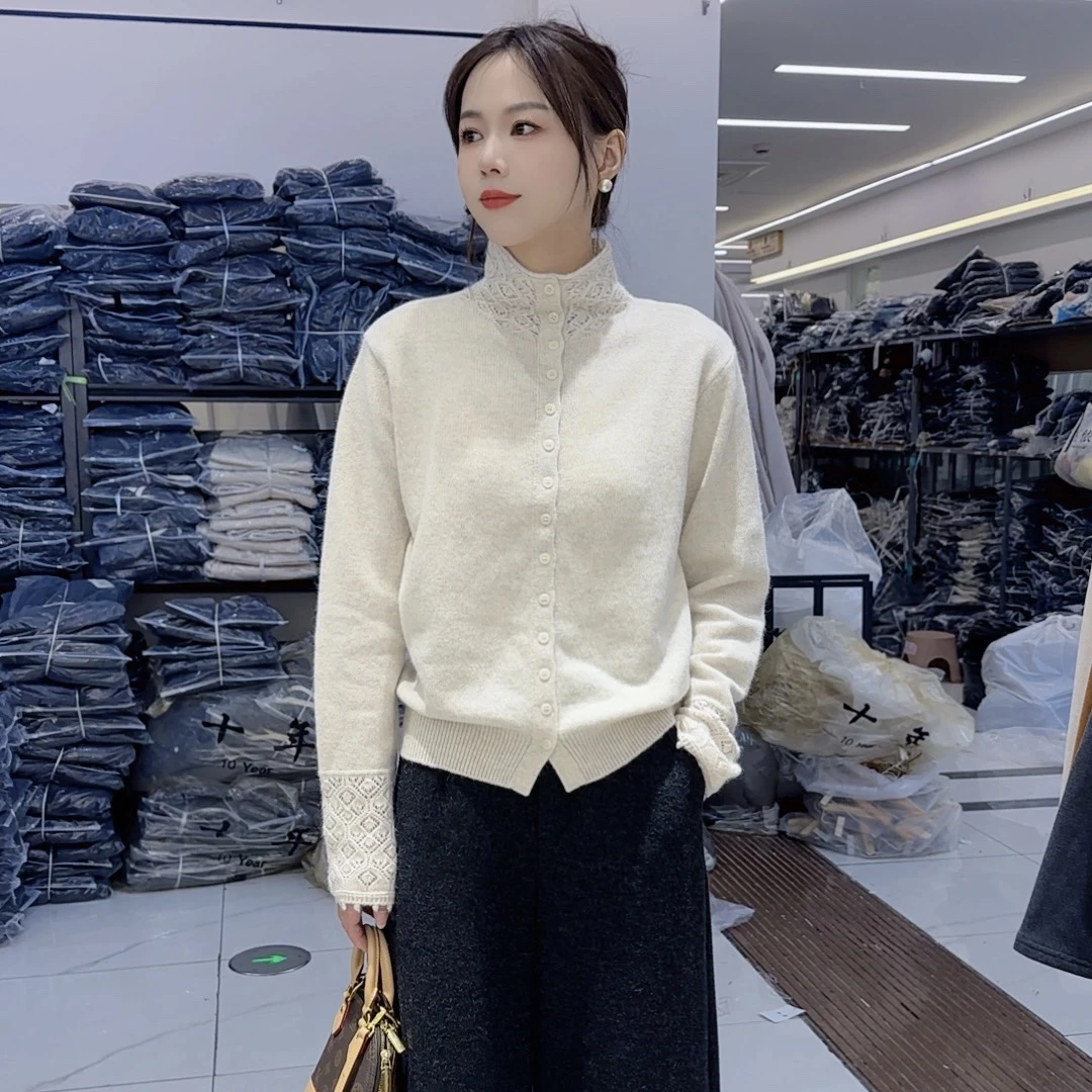 【不可机洗~绵羊毛混纺】花边袖口保暖单排扣打底衫时尚立领女装