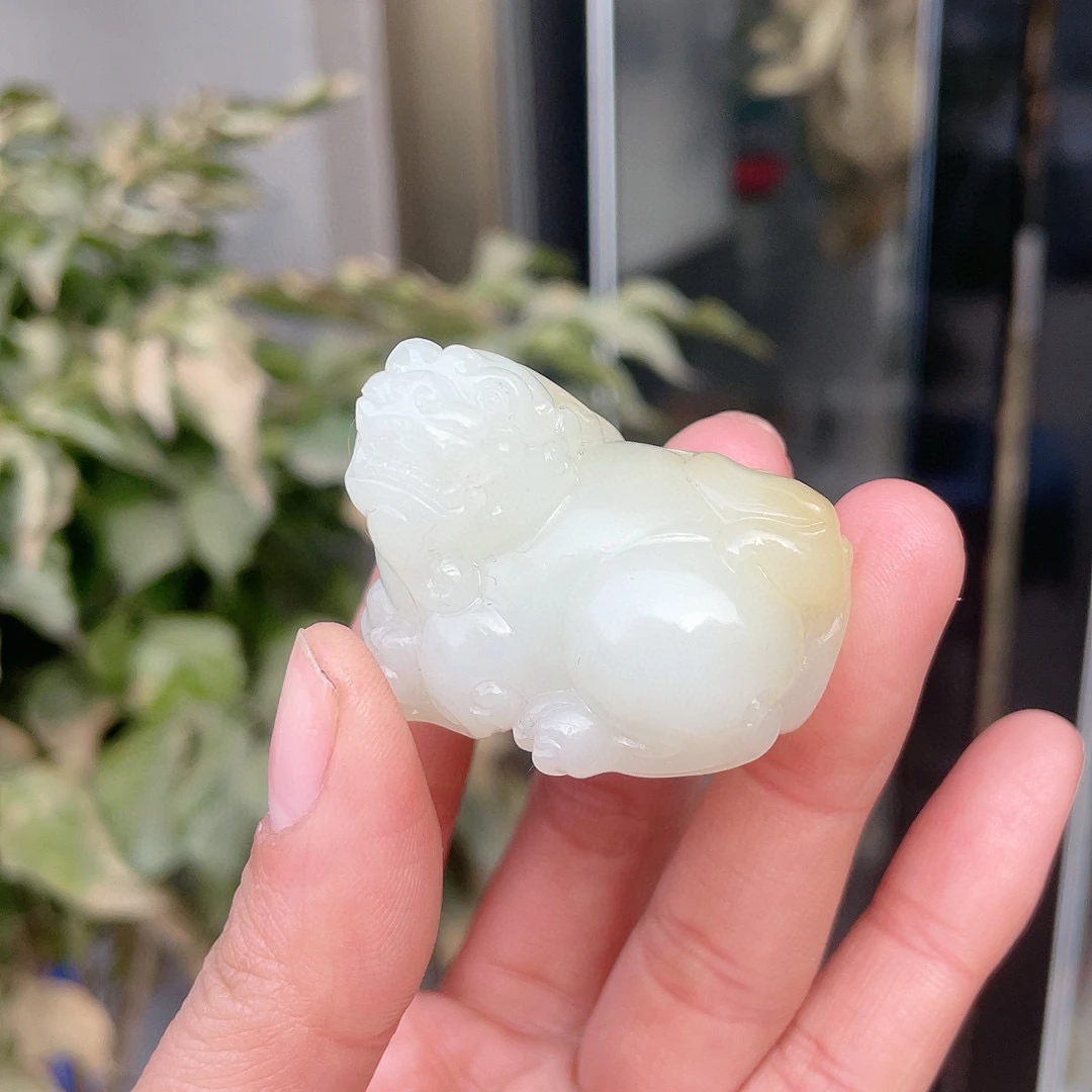 267833玉美人小程和田玉白玉貔貅把件